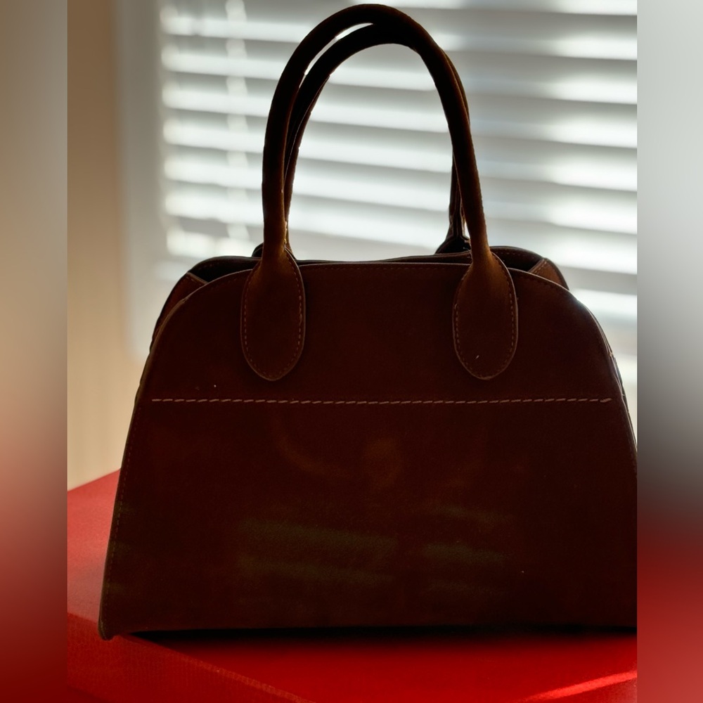 Made from premium vegan suede material. : Large: 33x24x16